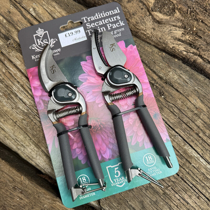 This twin pack of Traditional Secateurs